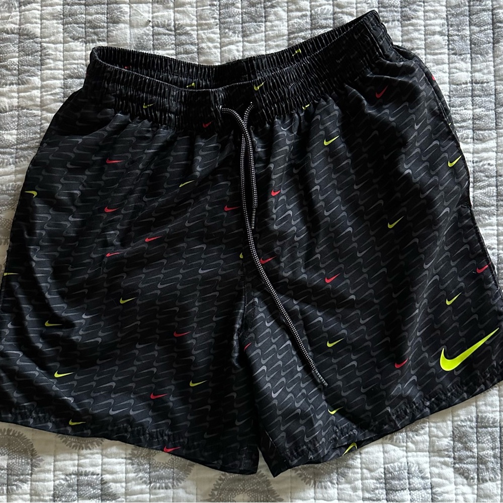 NIKE men’s swim trunks, lined
